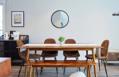 Marda Loop Casa | Charming Marda Loop Flathouse in Calgary - Pets welcome!
