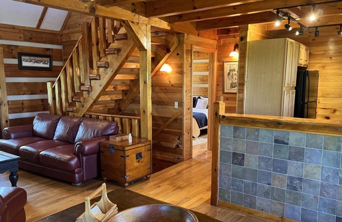 White Plains Cabina | Charming Mayberry Log Cabin minutes from Mount Airy
