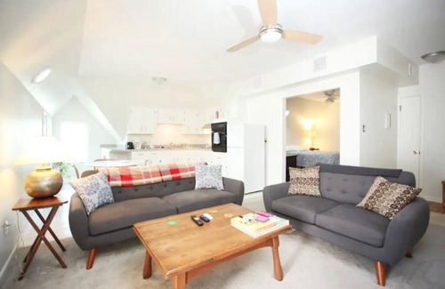 Vollintine-Evergreen Apartamento | Charming Mid-Century Apartment in Midtown