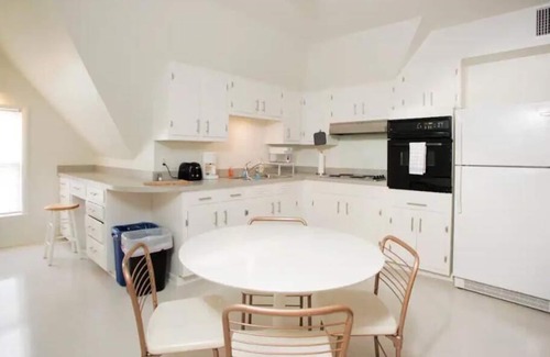 Vollintine-Evergreen Apartamento | Charming Mid-Century Apartment in Midtown