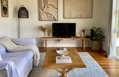 Stanthorpe Casa | Charming Mid Century Bungalow- Entire home