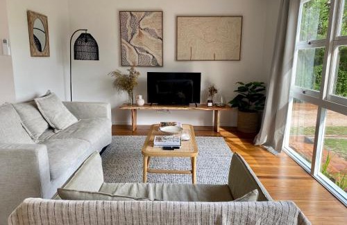 Stanthorpe Casa | Charming Mid Century Bungalow- Entire home