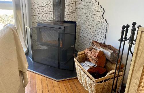 Stanthorpe Casa | Charming Mid Century Bungalow- Entire home
