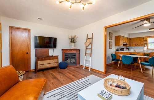 Parsons Casa | Convenient Mid Century Sleeps 6 in Parsons, TN