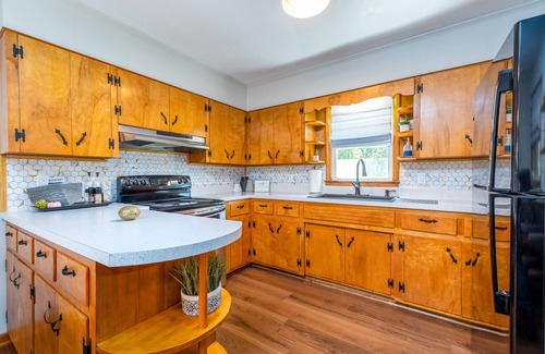 Parsons Casa | Convenient Mid Century Sleeps 6 in Parsons, TN