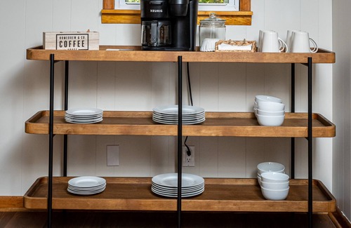 Parsons Casa | Convenient Mid Century Sleeps 6 in Parsons, TN