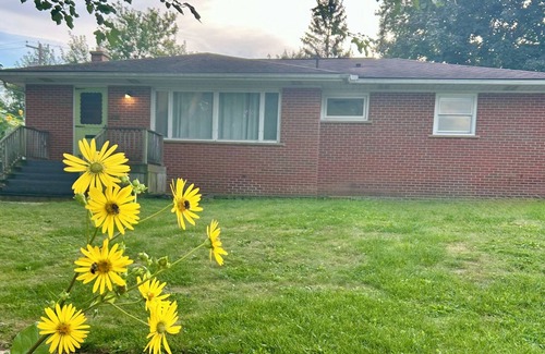 Dicken Casa | Charming Mid Century 3-bedroom Ranch house in Ann Arbor