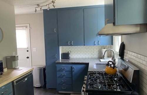 Aksarben - Elmwood Park Casa | Charming midtown dog friendly house, minutes from CWS, Downtown, Zoo and more!