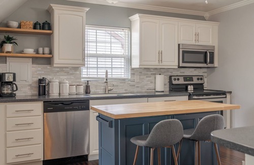Owensboro Casa | Charming Midtown Manor 2 Bedroom + Bonus Room near Restaurants and Parks