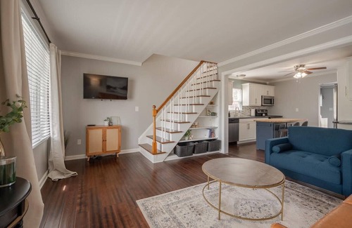 Owensboro Casa | Charming Midtown Manor 2 Bedroom + Bonus Room near Restaurants and Parks