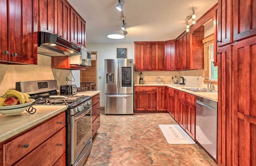 Mills River Casa | Charming Mills River Home w/ Porch & Yard!
