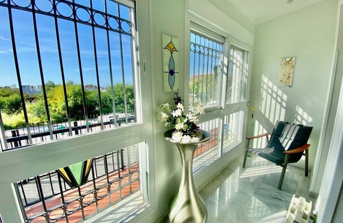 Calahonda Villa | Villa moderna con encanto con vistas al jardín, piscina y al mar
