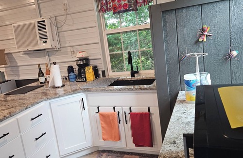 Warrensburg Casa | Charming Modern 1BR Country Cottage Surrounded by Nature Close to Town.