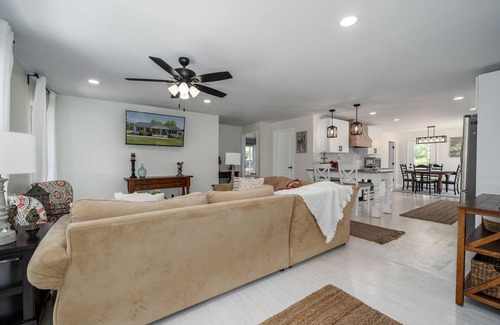 Conover Otro | Charming Modern 3-bedroom Farmhouse near Hickory on 1-acre
