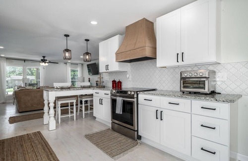 Conover Otro | Charming Modern 3-bedroom Farmhouse near Hickory on 1-acre