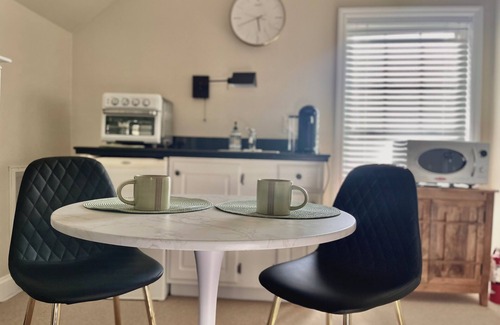 Charleston Apartamento | Charming modern studio retreat nestled among trees in beautiful Daniel Island.