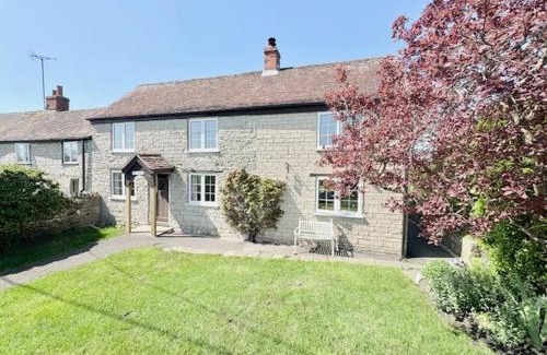 West Knoyle Casa | Charming modernized country cottage Near Mere, Wiltshire