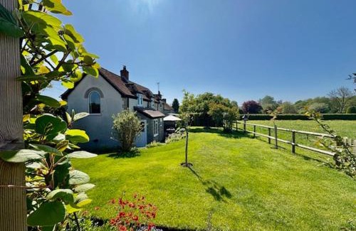 West Knoyle Casa | Charming modernized country cottage Near Mere, Wiltshire