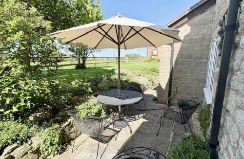 West Knoyle Casa | Charming modernized country cottage Near Mere, Wiltshire