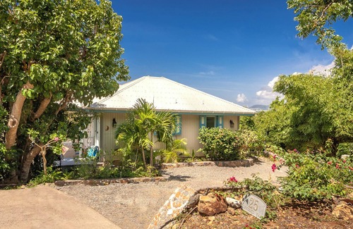 Hart Bay Cabaña | Charming Moonsong Cottage One Bedroom in Chocolate Hole Offers Hot Tub & Views!
