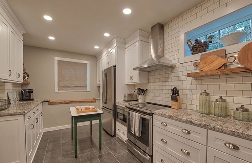 Lake Junaluska Cabina | Charming Mountain Oasis w/ Patio, Shared Pool, Tennis, WiFi & AC - Dogs Welcome