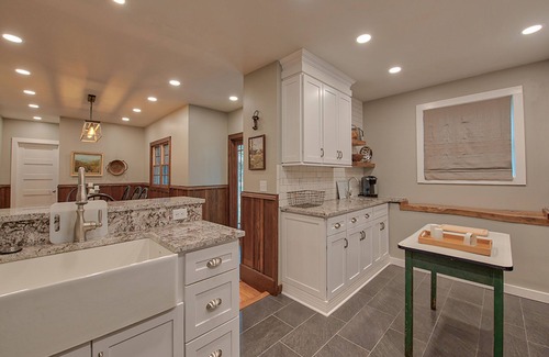Lake Junaluska Cabina | Charming Mountain Oasis w/ Patio, Shared Pool, Tennis, WiFi & AC - Dogs Welcome