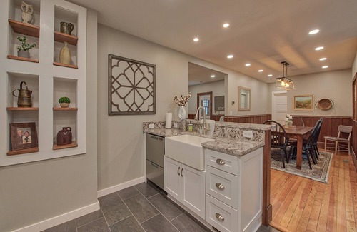 Lake Junaluska Cabina | Charming Mountain Oasis w/ Patio, Shared Pool, Tennis, WiFi & AC - Dogs Welcome