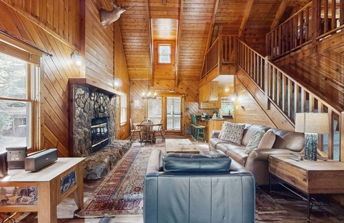 Screamer Mountain Cabina | Charming mountain cabin with scenic views and modern comforts