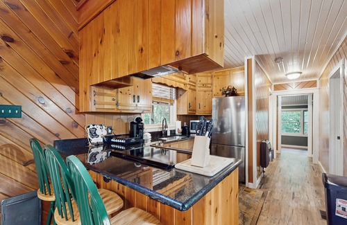 Screamer Mountain Cabina | Charming mountain cabin with scenic views and modern comforts