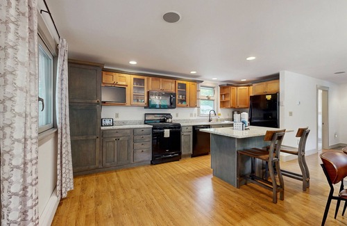 Sunday River Area Chalet De Esquí | Charming mountain chalet with a hot tub, fire pit, and room for the whole family