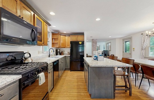 Sunday River Area Chalet De Esquí | Charming mountain chalet with a hot tub, fire pit, and room for the whole family