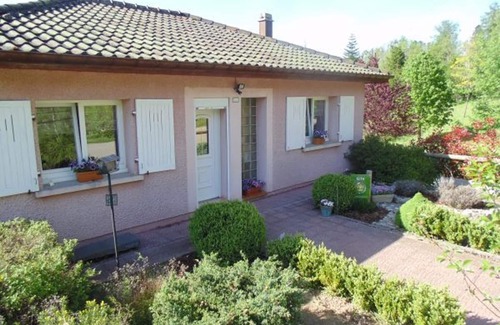Anould Cabaña | Acogedor Pabellón Rural con Vistas a la Montaña y WiFi Gratis en Anould