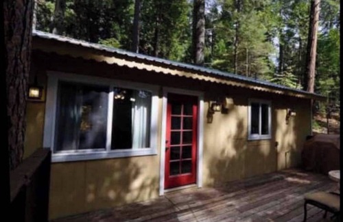 Arnold Cabina | Charming Mountain Cottage in Blue Lake Springs