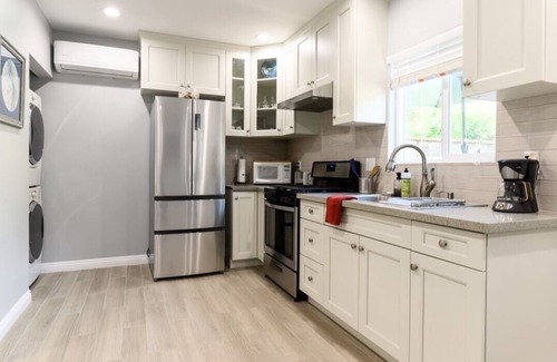 Monrovia Casa | Nueva casa de huéspedes independiente en Monrovia / Los Ángeles. Perfecto para viajes de negocios