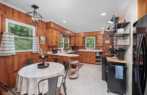 Burnsville Otro | Power, Water & WiFi! Hot Tub+Fire Pit, Private, Grill, Near Green Mtn Area!
