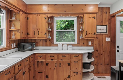 Burnsville Otro | Power, Water & WiFi! Hot Tub+Fire Pit, Private, Grill, Near Green Mtn Area!