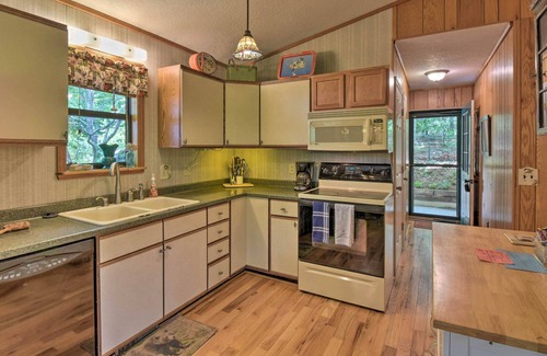 Upper Peachtree Casa | Charming Murphy House w/ 2 Decks Near Trails!