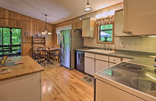 Upper Peachtree Casa | Charming Murphy House w/ 2 Decks Near Trails!