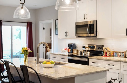 Forest Condominio | Charming new 2-bedroom condo in Forest, Virginia near Liberty University.