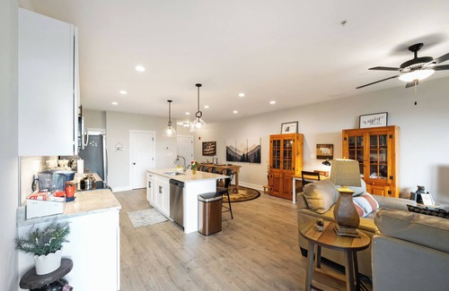 Forest Condominio | Charming new 2-bedroom condo in Forest, Virginia near Liberty University.