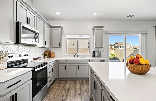 Southwestern Sacramento Casa | Charming new 3-bedroom house in Elk Grove with AC, WiFi, EV Charging, ROKU