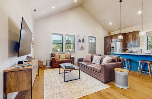 Cle Elum Casa | Charming new-build mountain retreat with panoramic views, gas fire table, trails