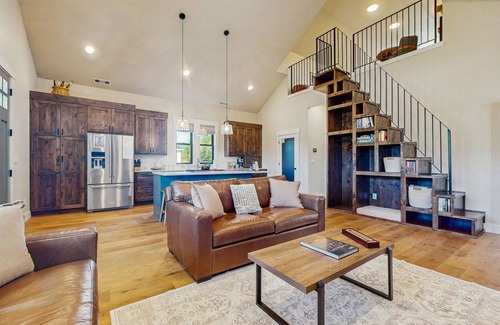 Cle Elum Casa | Charming new-build mountain retreat with panoramic views, gas fire table, trails