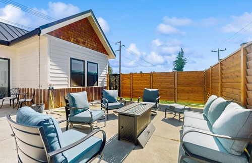 Cle Elum Casa | Charming new-build mountain retreat with panoramic views, gas fire table, trails