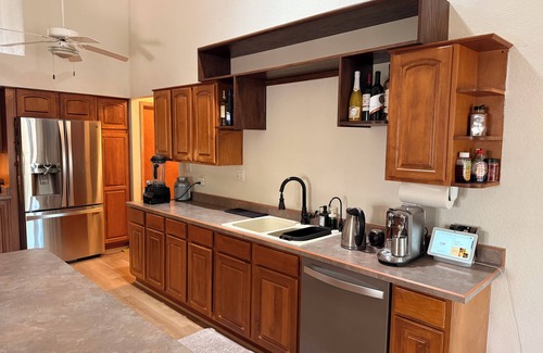 Equestrian Custom Estates Casa | Charming new stylish luxury Master room in sunny Phoenix with shared kitchen