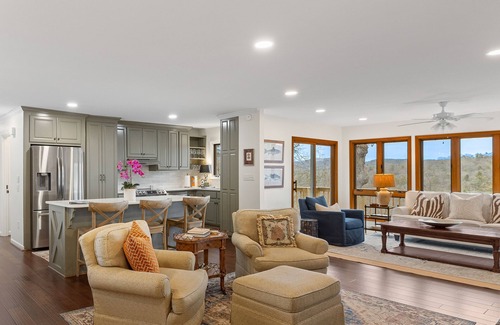 Highlands Casa | Charming newly renovated cottage, incredible mountain views, walk to town