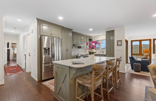 Highlands Casa | Charming newly renovated cottage, incredible mountain views, walk to town