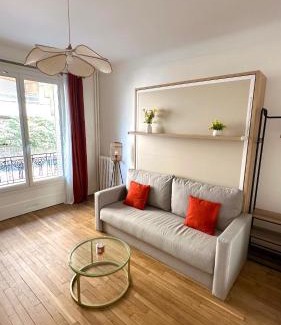 Combat Apartamento | Charming Newly Renovated Apartment by Buttes-Chaumont Park