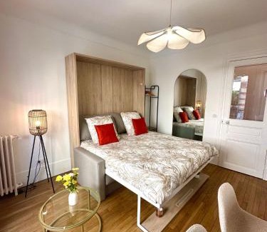 Combat Apartamento | Charming Newly Renovated Apartment by Buttes-Chaumont Park