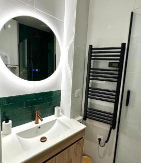 Combat Apartamento | Charming Newly Renovated Apartment by Buttes-Chaumont Park